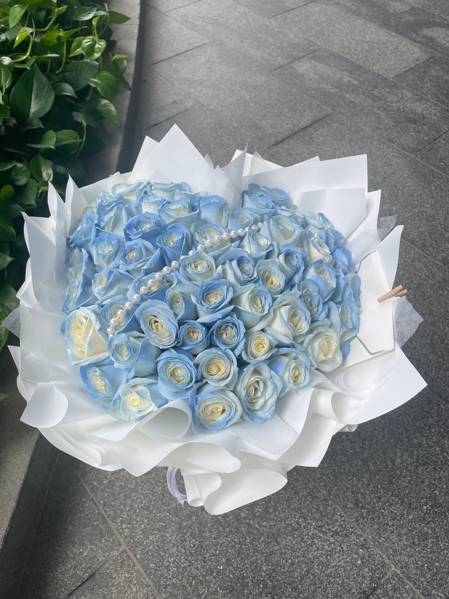 Heart-shaped bouquet of 52 blue roses 52朵心形藍玫瑰花束