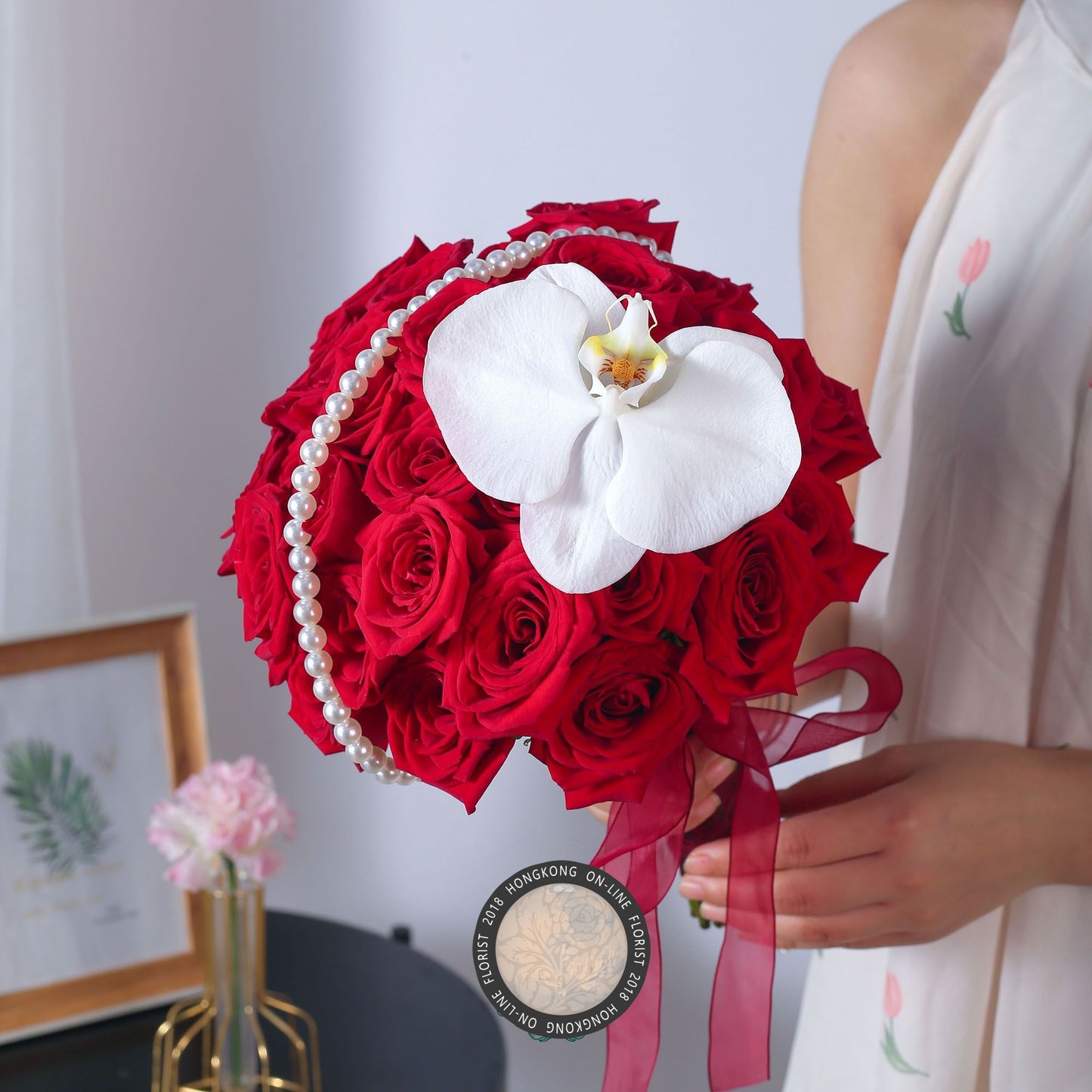 33朵紅玫瑰蝴蝶蘭混搭手捧花香港鮮花即日商品