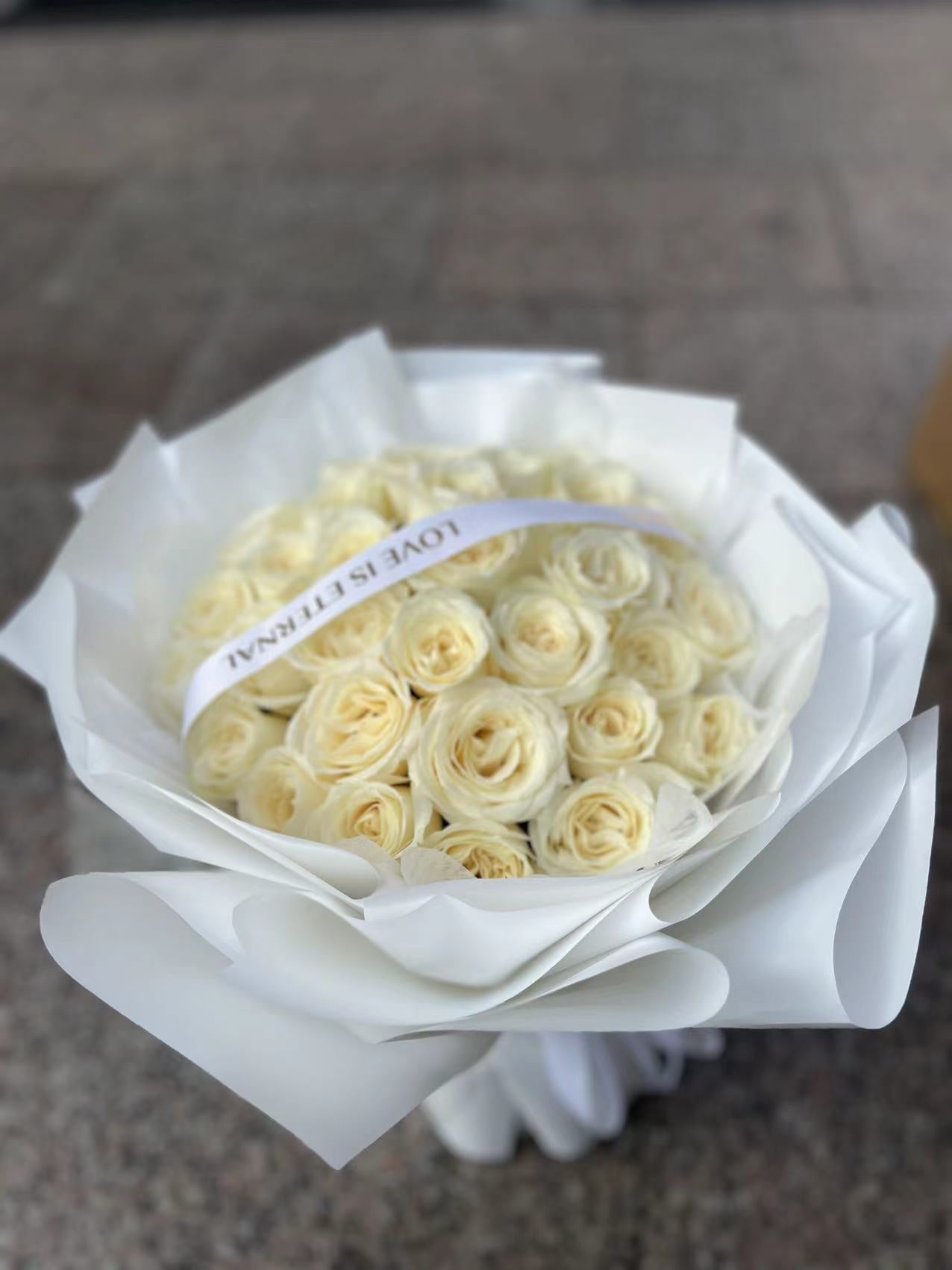 33 white roses bouquet 33朵白玫瑰