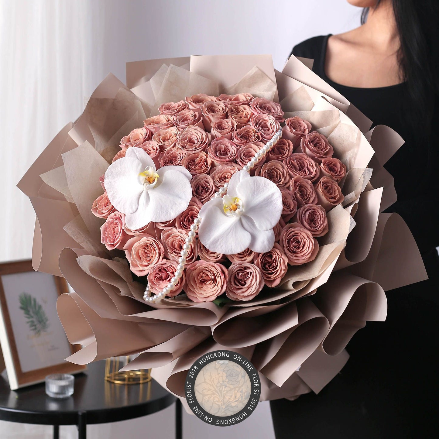 52朵卡布奇諾玫瑰鮮花搭配蝴蝶蘭花束香港花店即日送貨