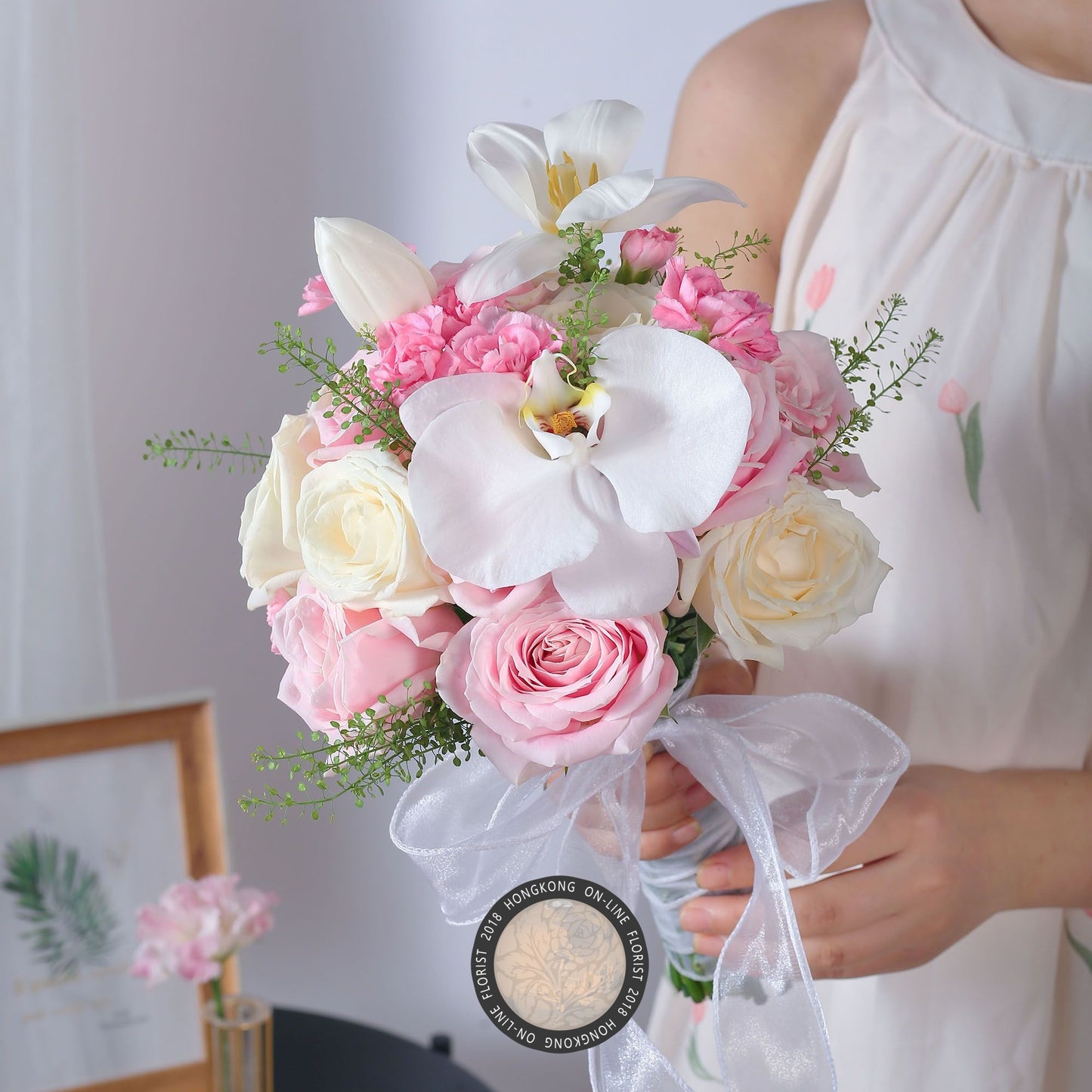 8朵粉紅雪山蝴蝶蘭鬱金香混搭手捧花香港鮮花即日商品