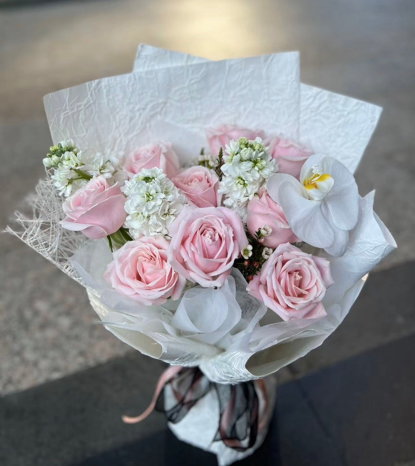 Pink Rose & Phalaenopsis Bouquet 11枝粉玫瑰蝴蝶蘭花束
