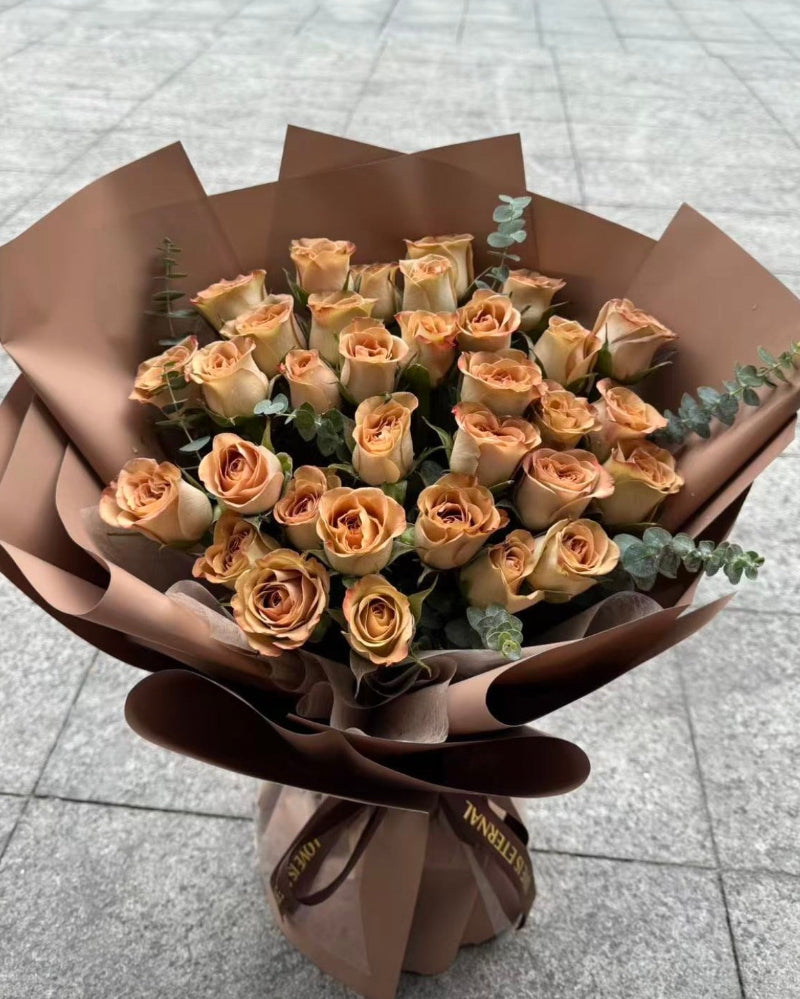 Bouquet of 33 Cappuccino roses 33朵卡布奇諾玫瑰尤加利葉花束