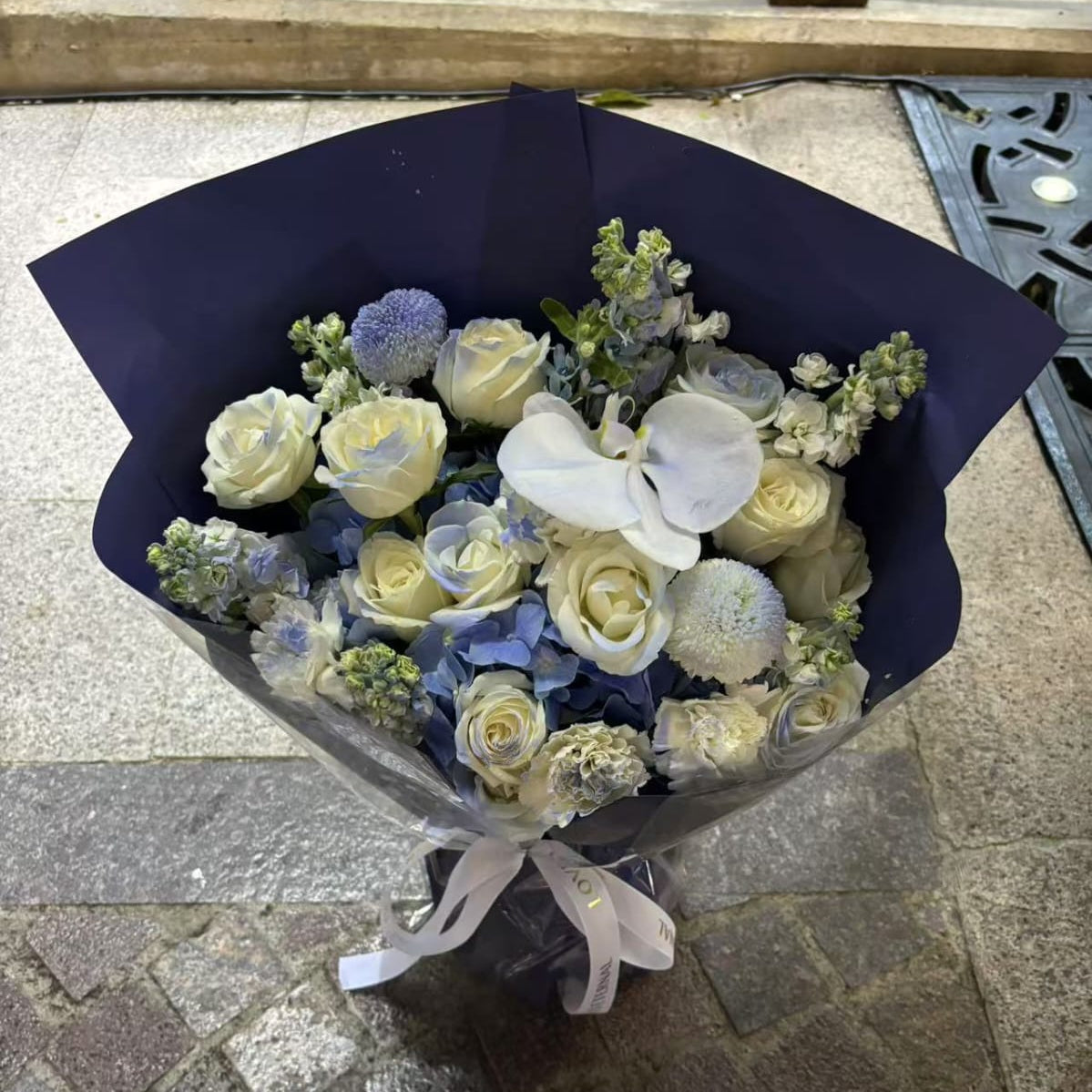 藍玫瑰繡球花蝴蝶蘭花束 香港鮮花即日配送