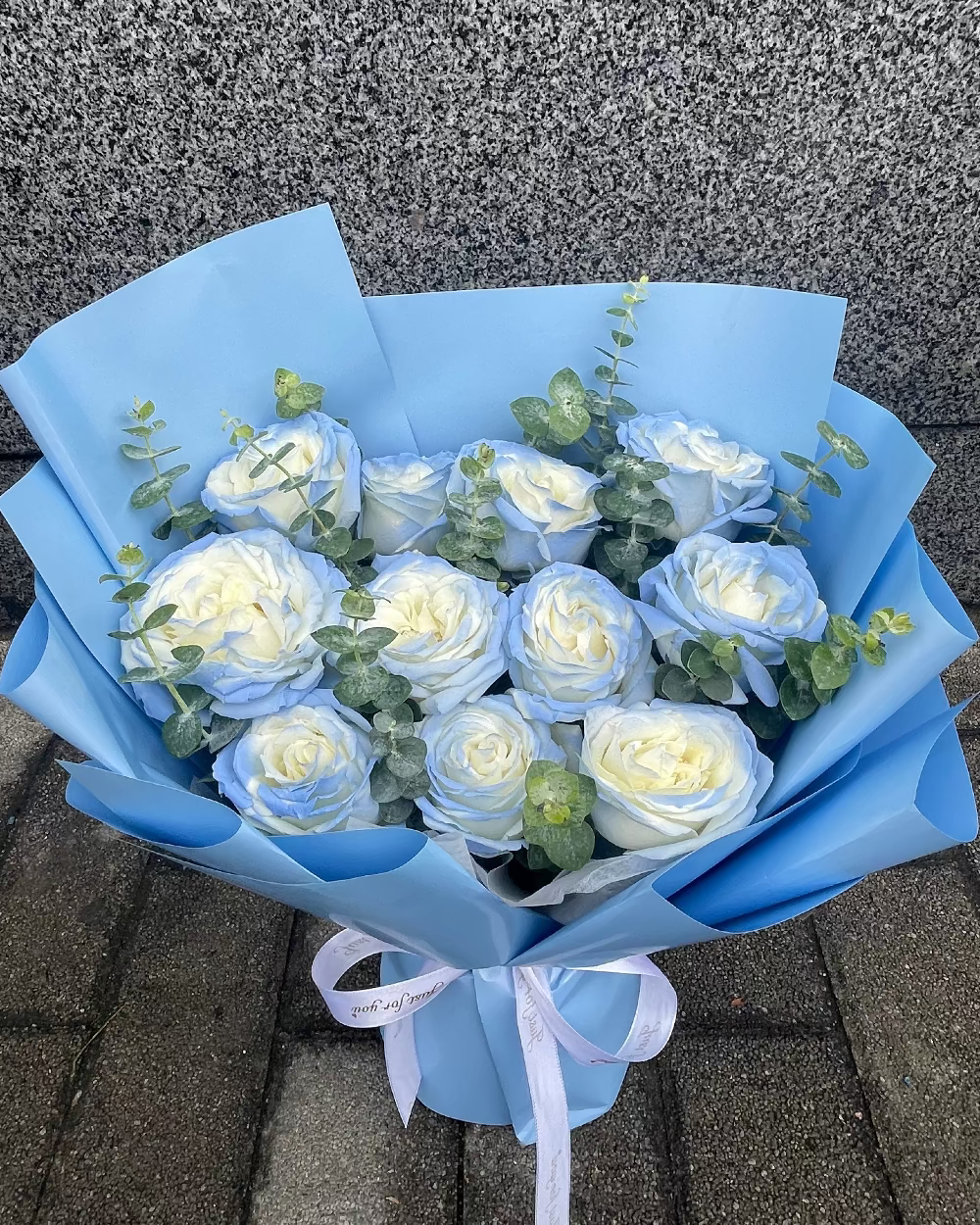 Bouquet of 11 blue roses with eucalyptus leaves 11枝藍白玫瑰尤加利葉