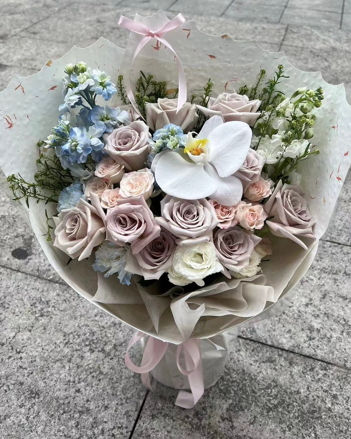 Manta Rose Bouquet 曼塔玫瑰蝴蝶蘭鮮花