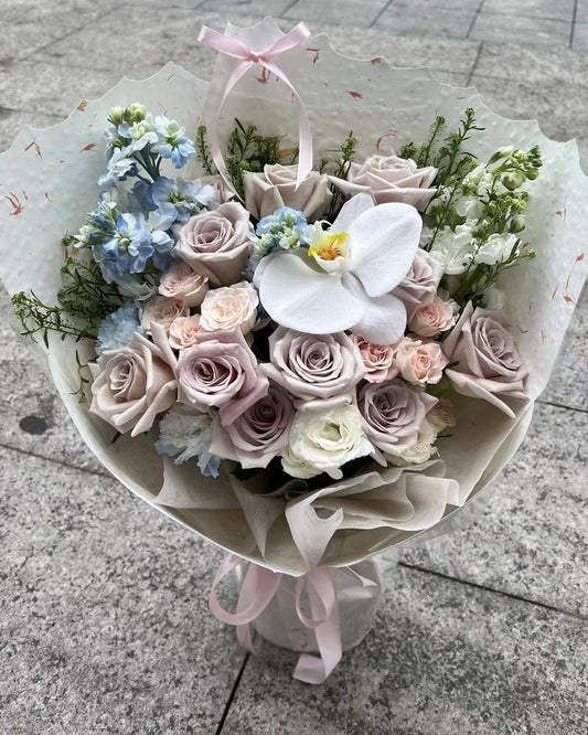 Manta Rose Bouquet 曼塔玫瑰蝴蝶蘭鮮花