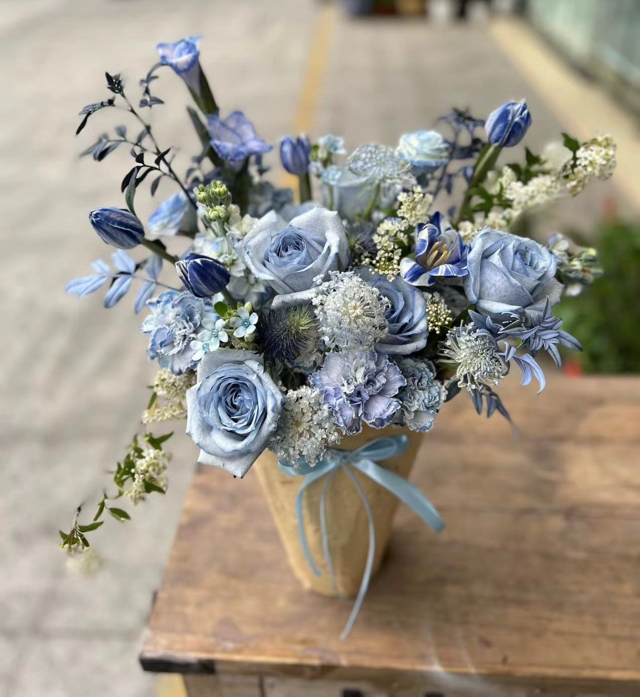 Blue Graduation Bouquet for Men 畢業花束 高級花桶 藍玫瑰劍蘭花束