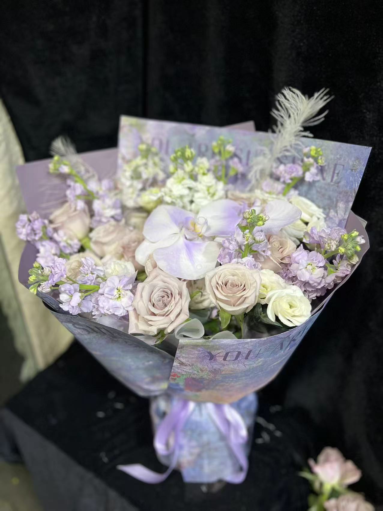 香港花店| 曼塔玫瑰蝴蝶蘭紫羅蘭鮮花 Phalaenopsis bouquet