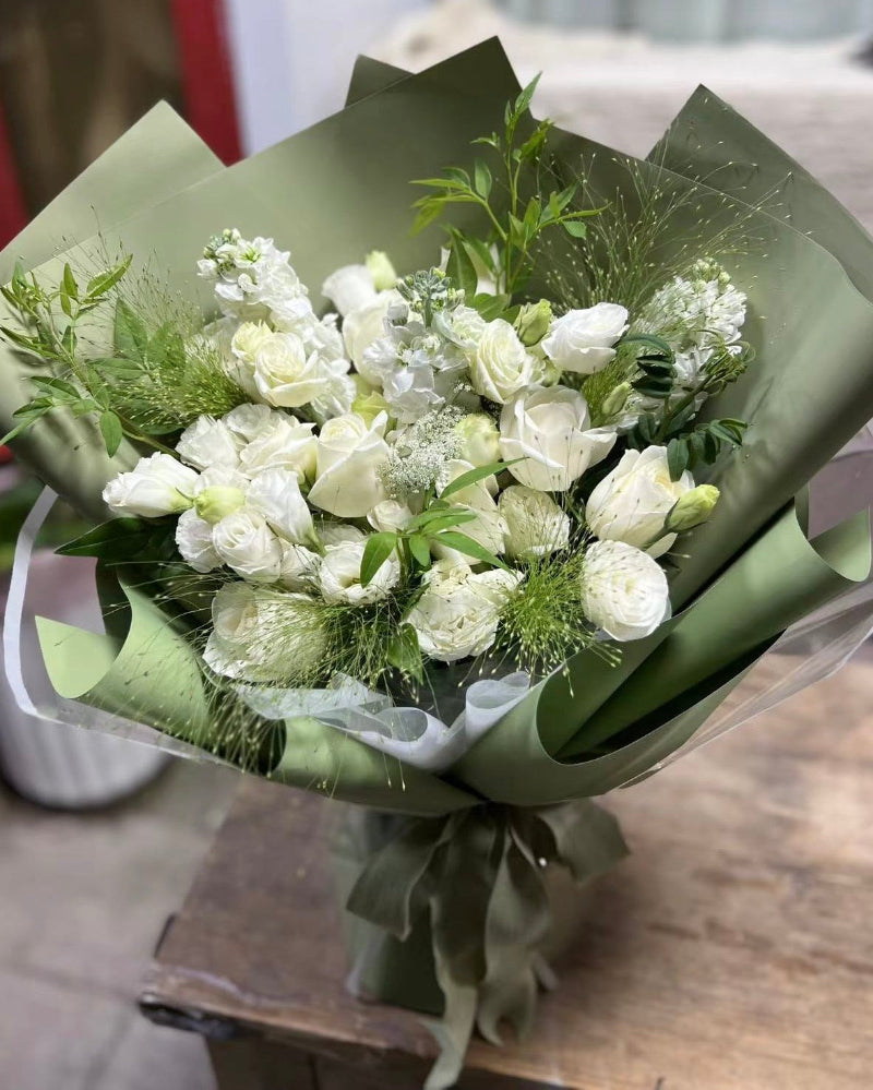 Pastel White Green Bouquet 白色桔梗花