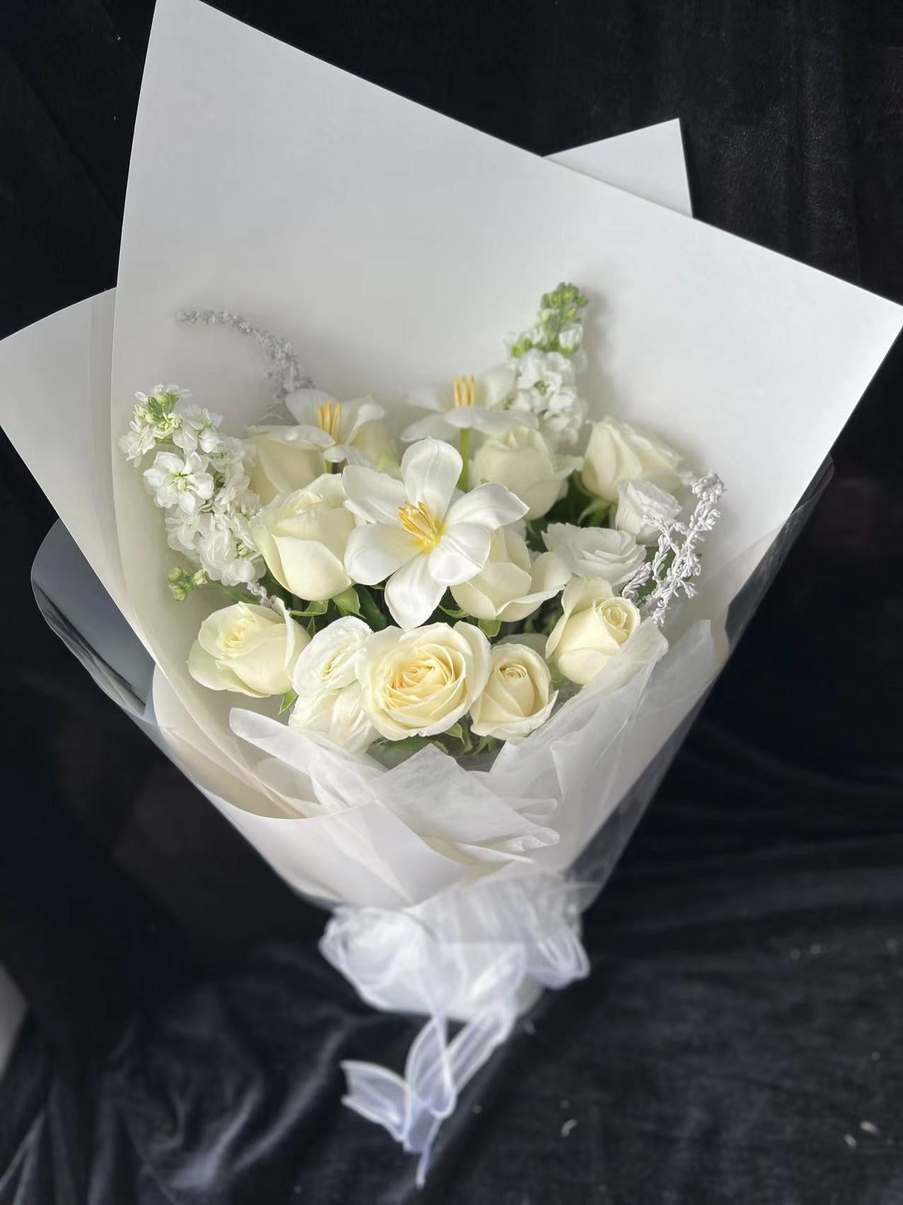 White Flower Bouquet 白玫瑰白羅蘭鬱金香