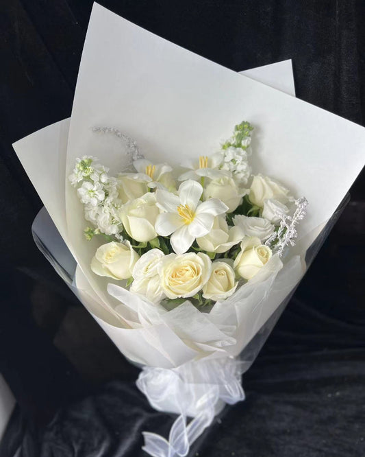 White Flower Bouquet 白玫瑰白羅蘭鬱金香