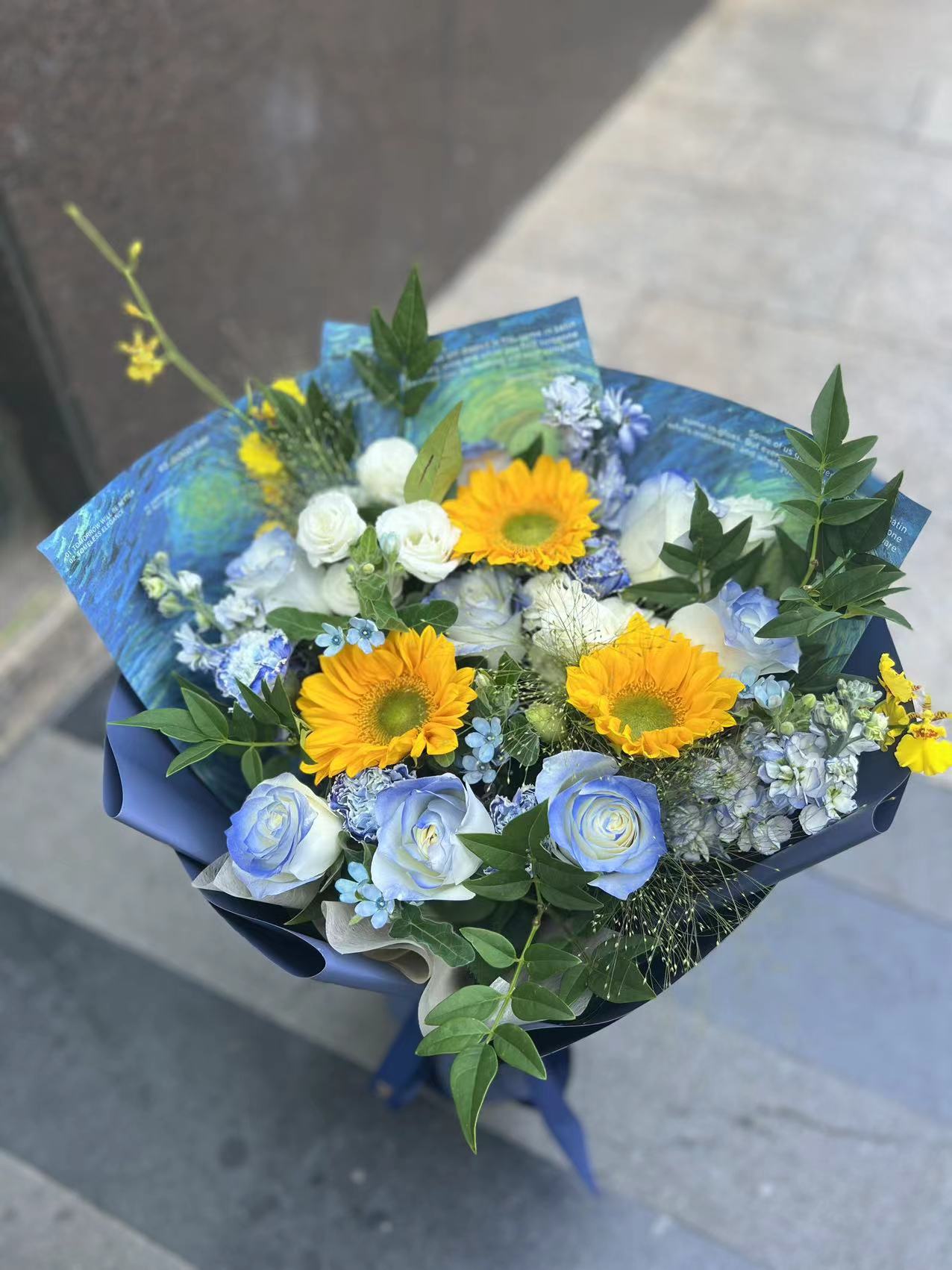 香港花店|Sunflower bouquet Graduation bouquet 太陽花藍玫瑰鮮花 香港畢業鮮花