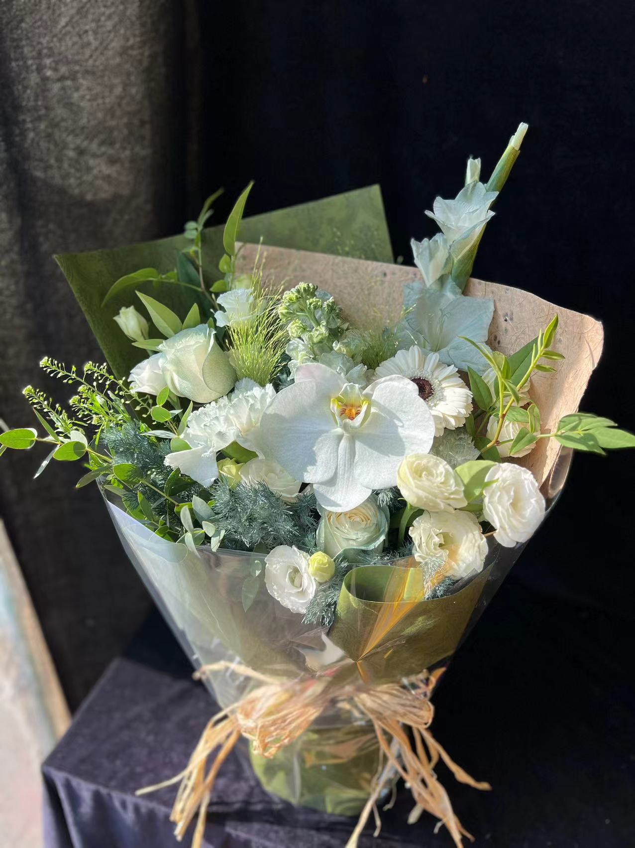 White Green Floral Bouquet白桔梗花蝴蝶蘭鮮花