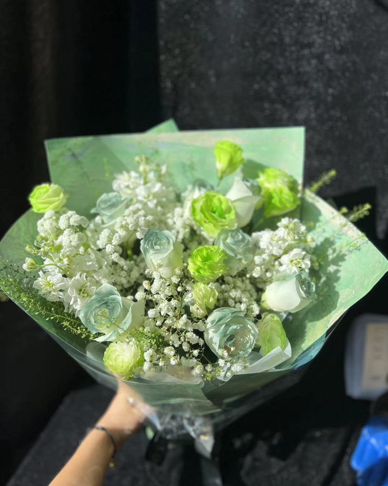 Green Bouquet 綠玫瑰滿天星花束