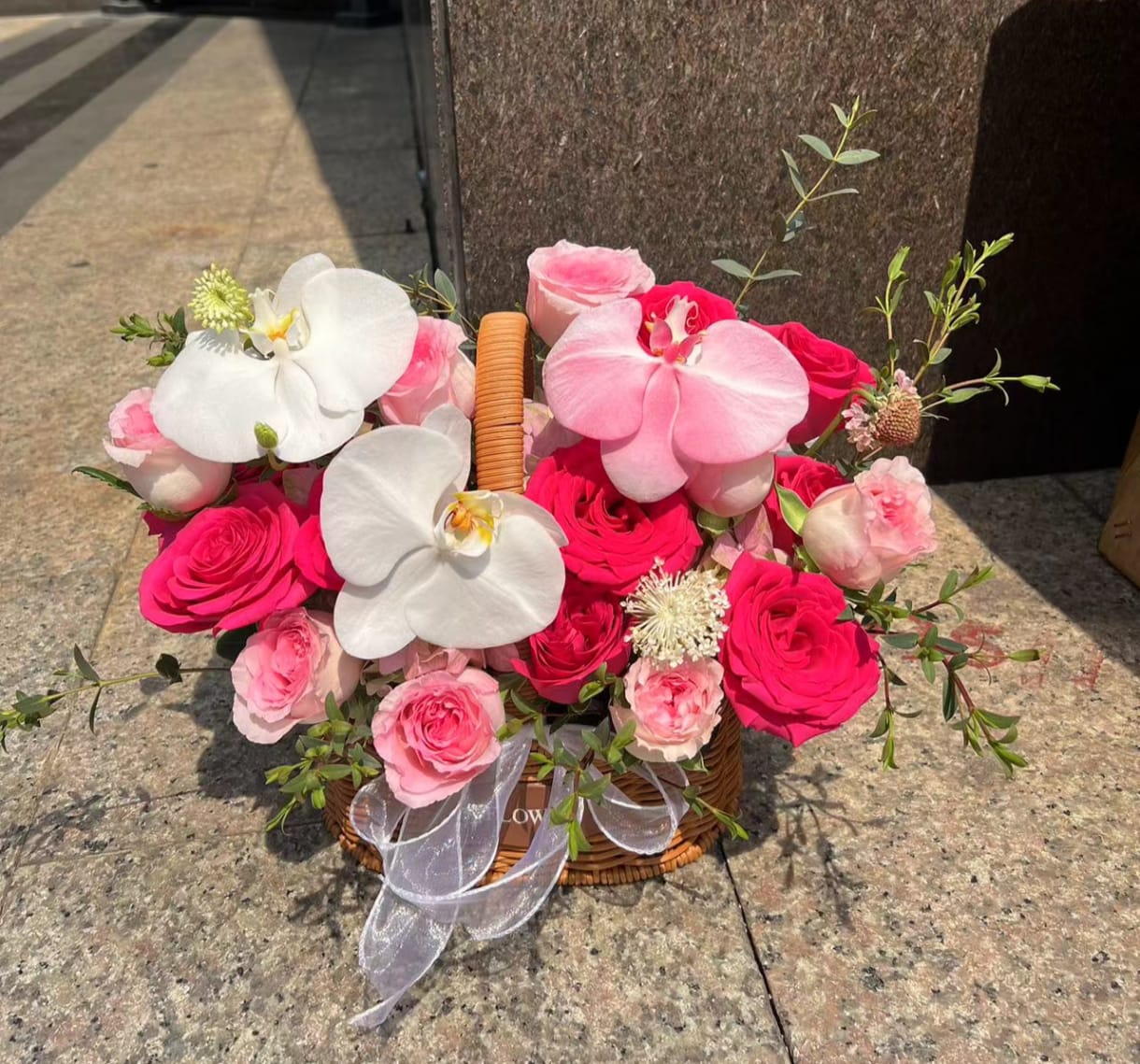 香港花店|Freud Rose Basket 紅色系花籃 弗洛伊德玫瑰手提花籃