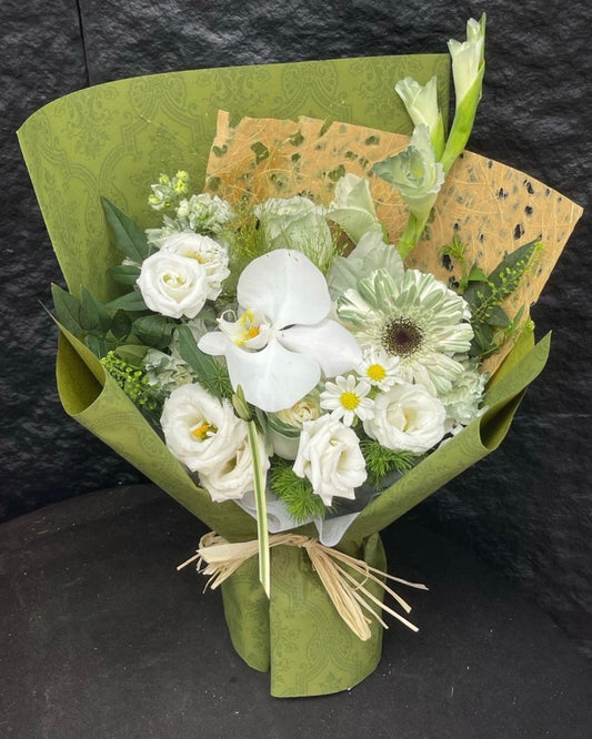 White Green Floral Bouquet白桔梗花蝴蝶蘭鮮花