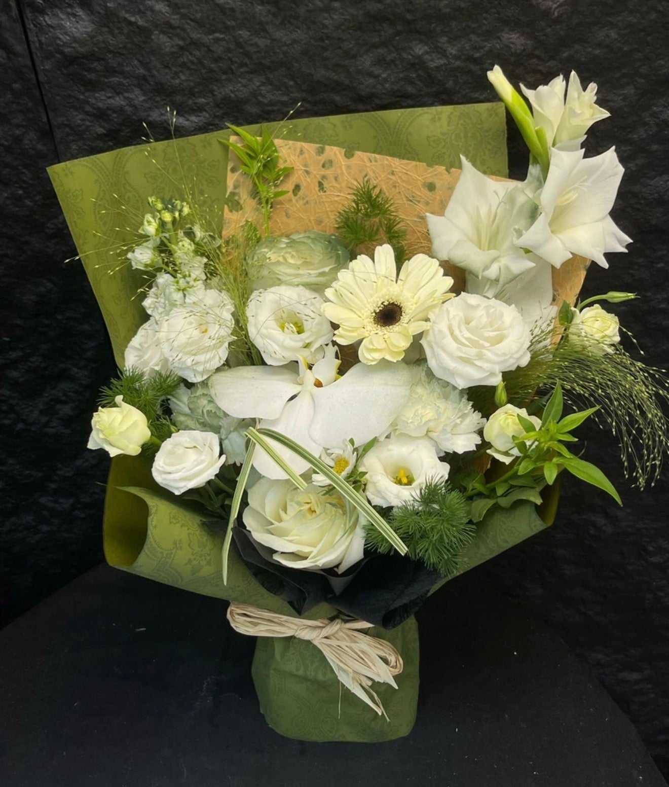 White Green Floral Bouquet白桔梗花蝴蝶蘭鮮花