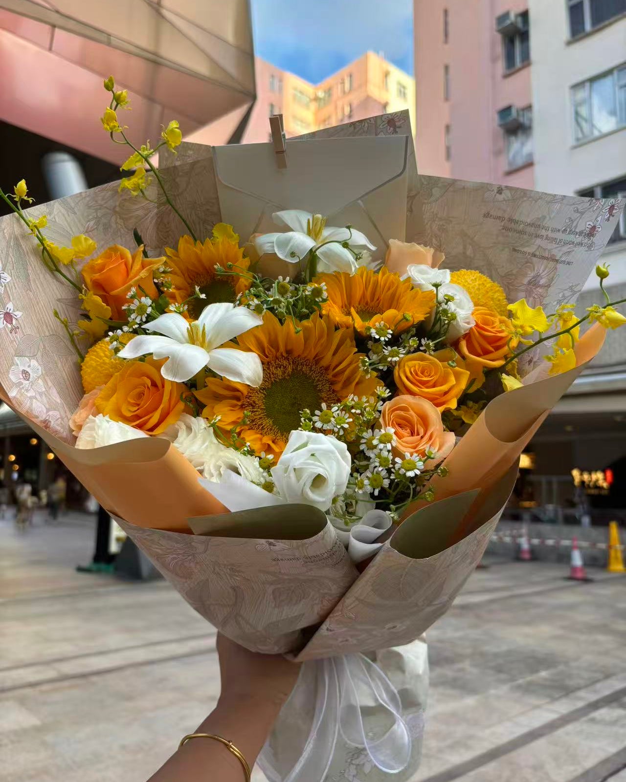 香港花店|Sunflower bouquet Graduation bouquet 太陽花 郁金香 畢業鮮花