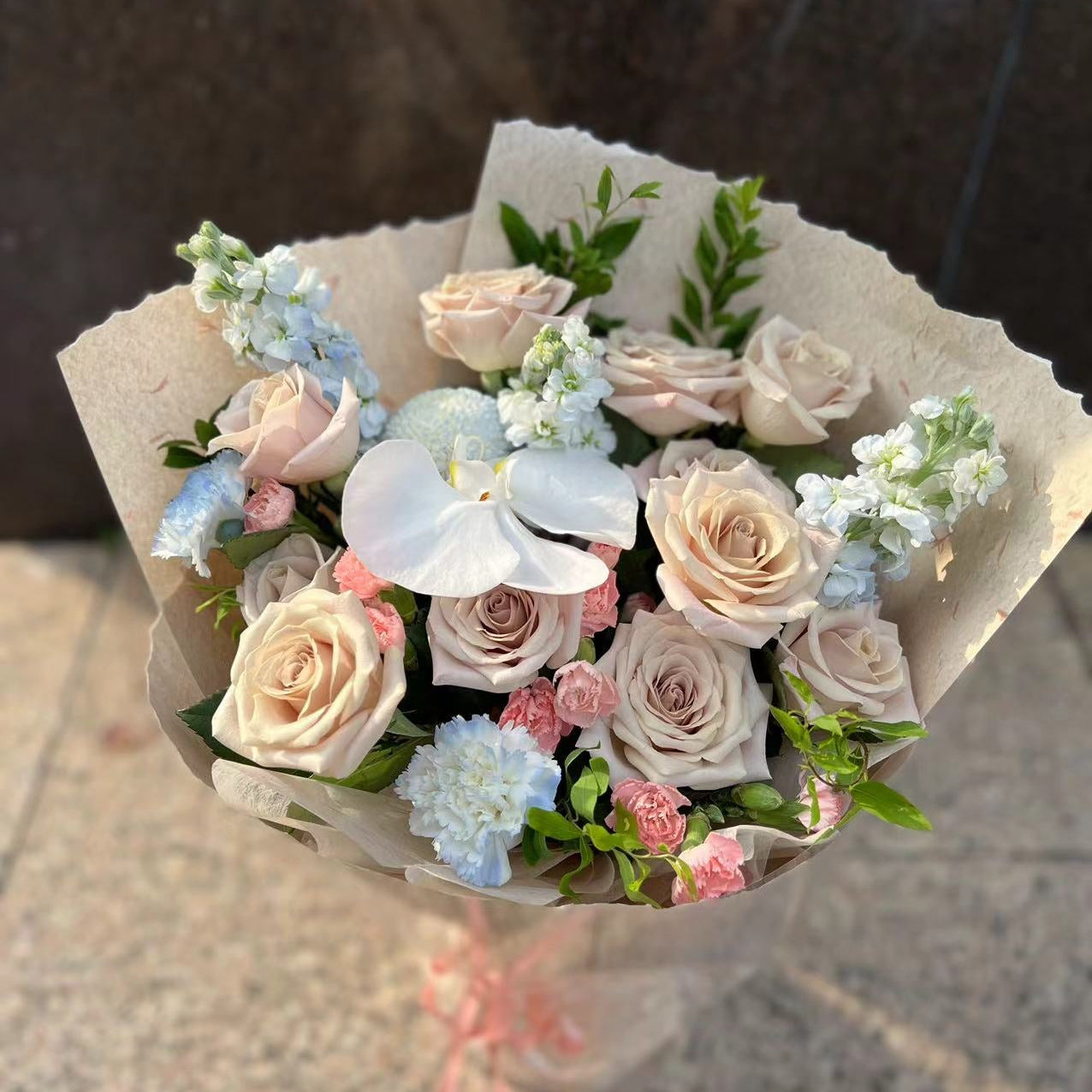 香港花店|Manta Rose Bouquet 曼塔玫瑰蝴蝶蘭鮮花 即日送貨