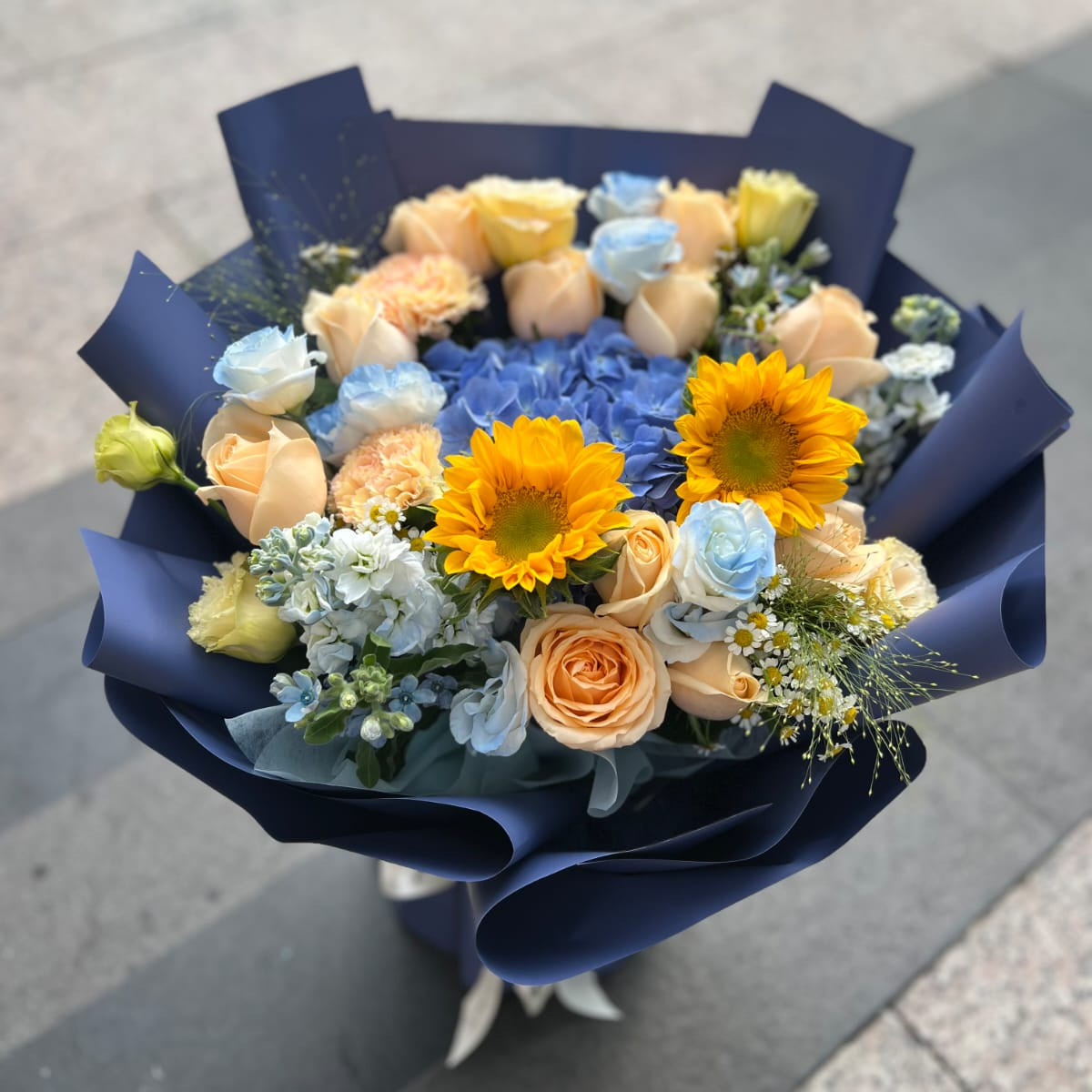 香港花店|Sunflower bouquet Graduation bouquet 太陽花鮮花 藍色繡球花 畢業鮮花