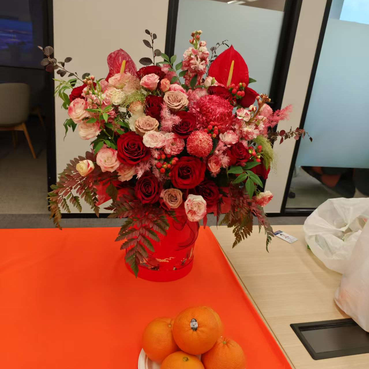 香港花店|Red rose box 紅玫瑰蝴蝶蘭花桶 花盒 即日送貨